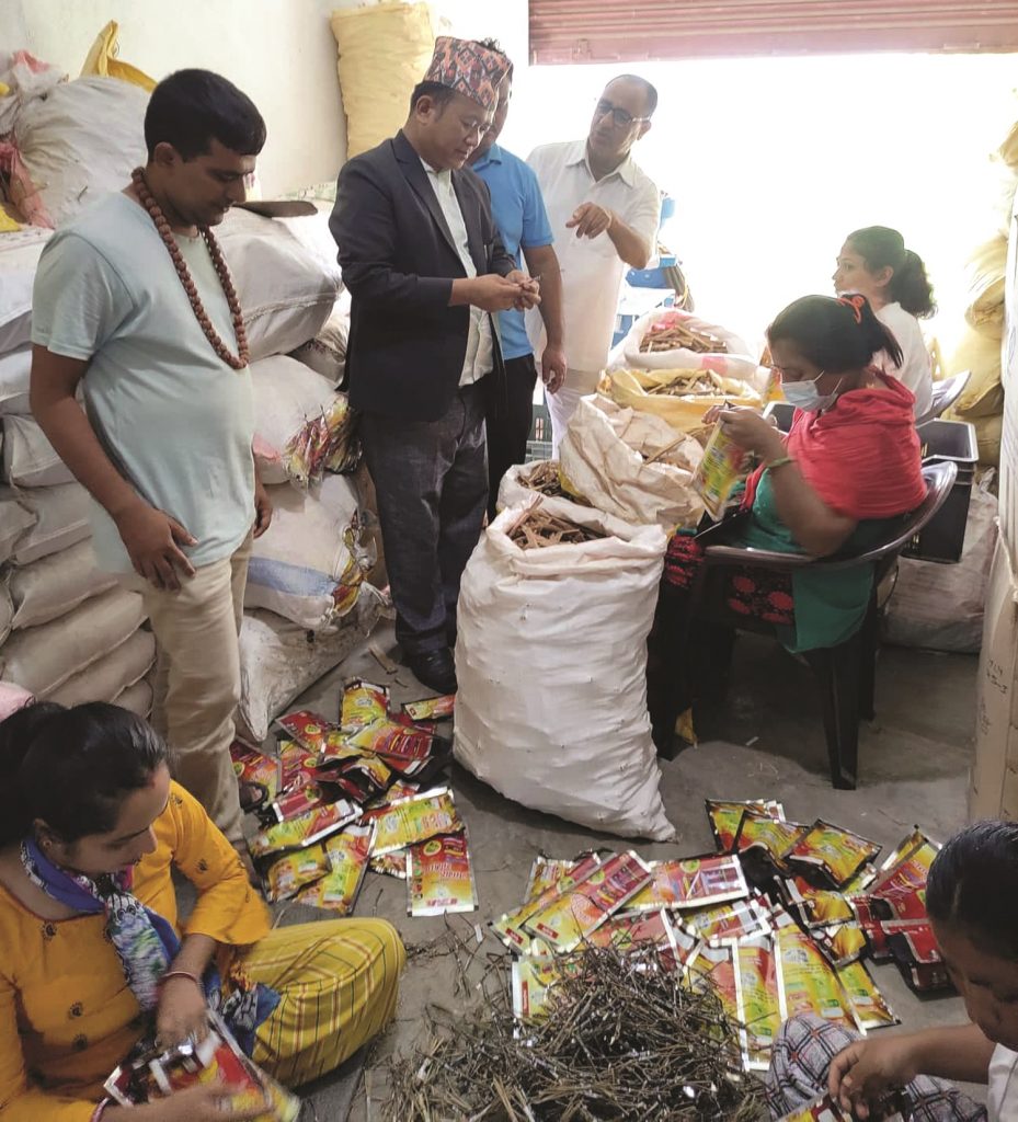 पुजा सामग्री बनाउने फर्ममा मन्त्री दर्लामी