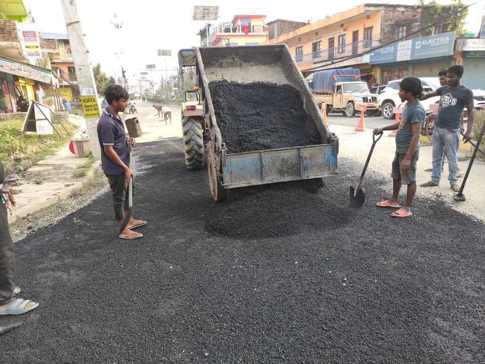 कालोपत्रे सडक मर्मत गर्दै महानगर