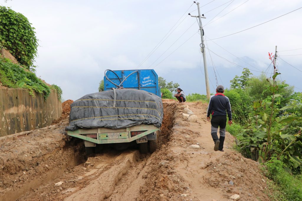 हिलाम्मे सडकमा यसरी फस्यो ट्रक