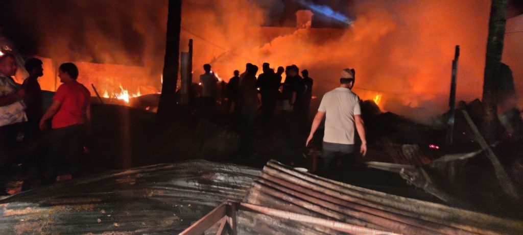 विराटनगरको शिक्षादीप कलेज छेउको फर्निचर उद्योगमा भीषण आगलागी (भिडियो)