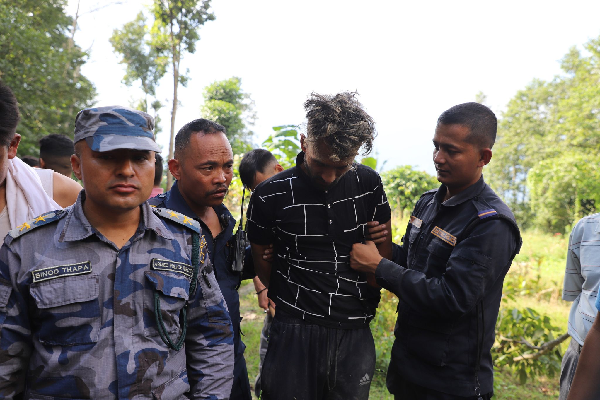 तीन लुटेरा पक्राउ परे एकको खोजी जारी