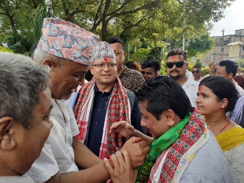 झापा ५ मा दमकका मेयर थापाको समर्थन कसलाई ?