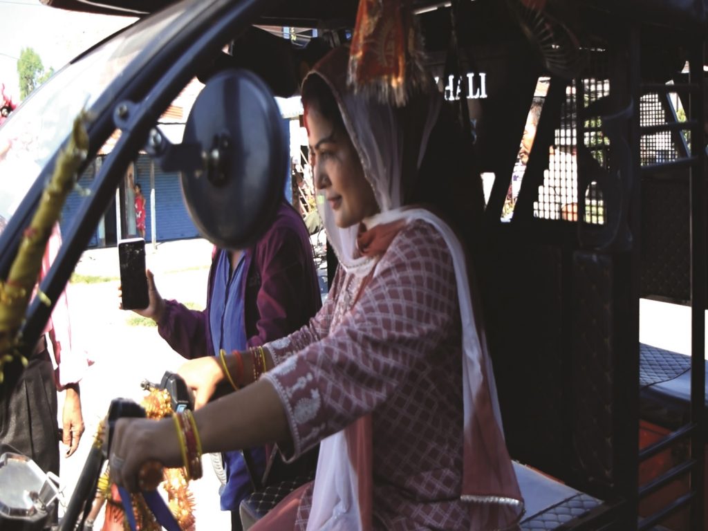 आफैं सिटीेरिक्सा चलाएर भोट माग्दै रेखा