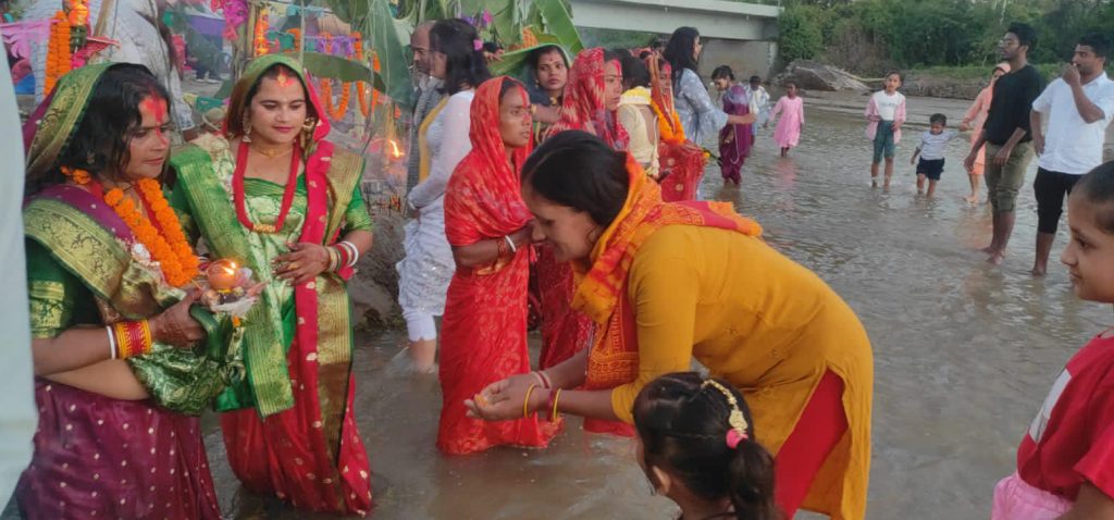 छठ पर्वमा अस्ताउँदो सूर्यको पुजाअर्चना