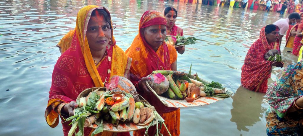 ३६ घण्टाको निराहार व्रतपछि उदाउँदो सूर्यलाई अर्घ्य दिँदै छठ सम्पन्न