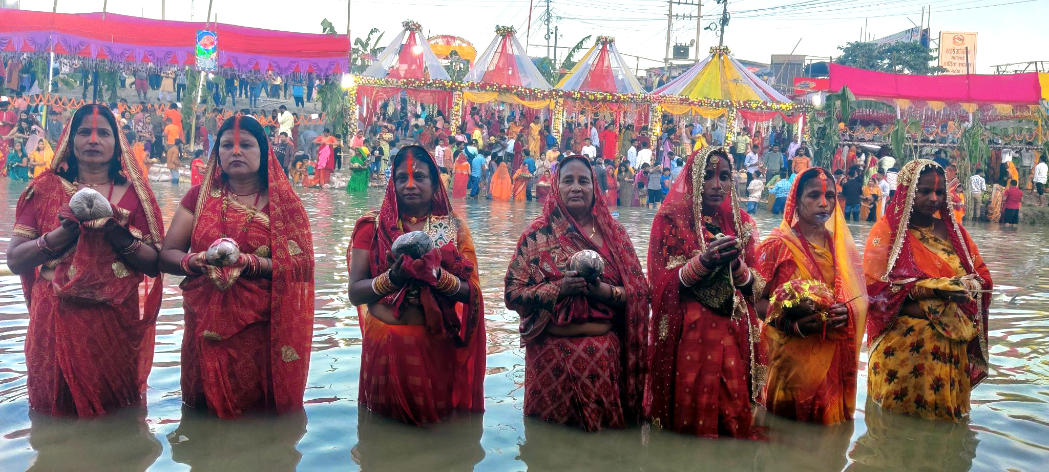 अस्ताउँदो सूर्यको पूजा आराधना गरी छठ पर्व मनाइँदै