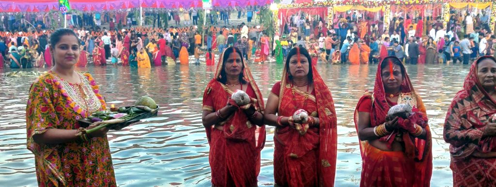 मिथिला क्षेत्रमा आज चैती छठको मुख्य दिन : अस्ताउँदो सूर्यलाई अर्घ दिइँदै