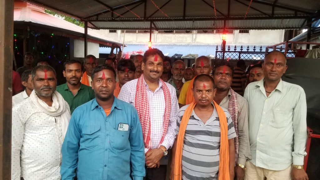 एमाले जहदाका उपाध्यक्ष मण्डलसहित तीन दर्जन माओवादीमा प्रवेश