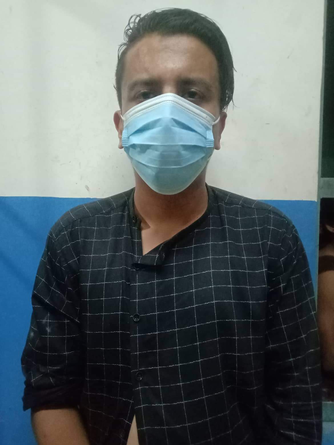 प्रहरीको हाकिम भन्दै असुली गर्ने प्रहरीको फन्दामा