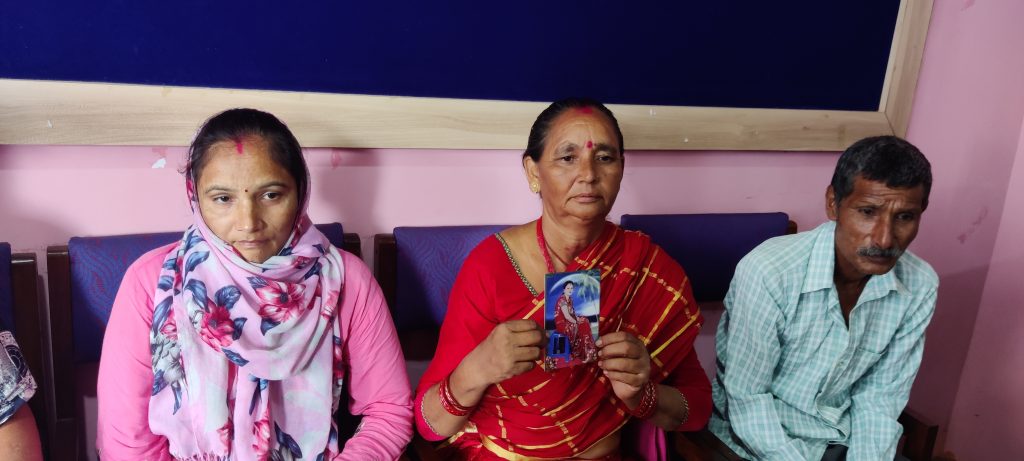 विदेशमा हराएको छोरीको खोजीमा भौँतारिएकी आमा