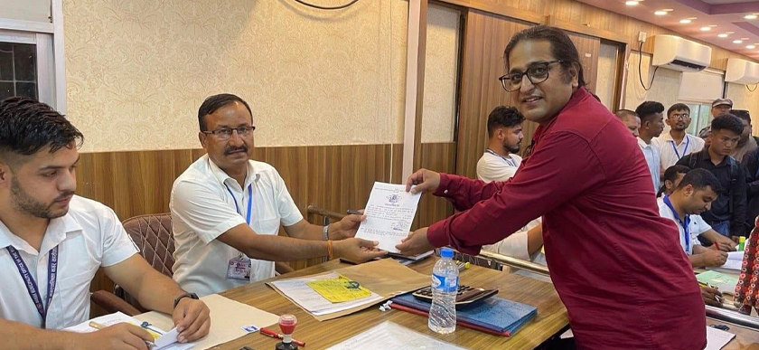 लेखक युग पाठकद्वारा झापा–५ मा उम्मेदवारी दर्ता