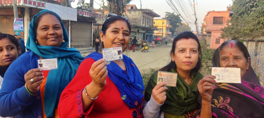 मतदान गर्न उत्साहित मतदाता, सबेरै मतदानस्थलमा (फोटो फिचर)