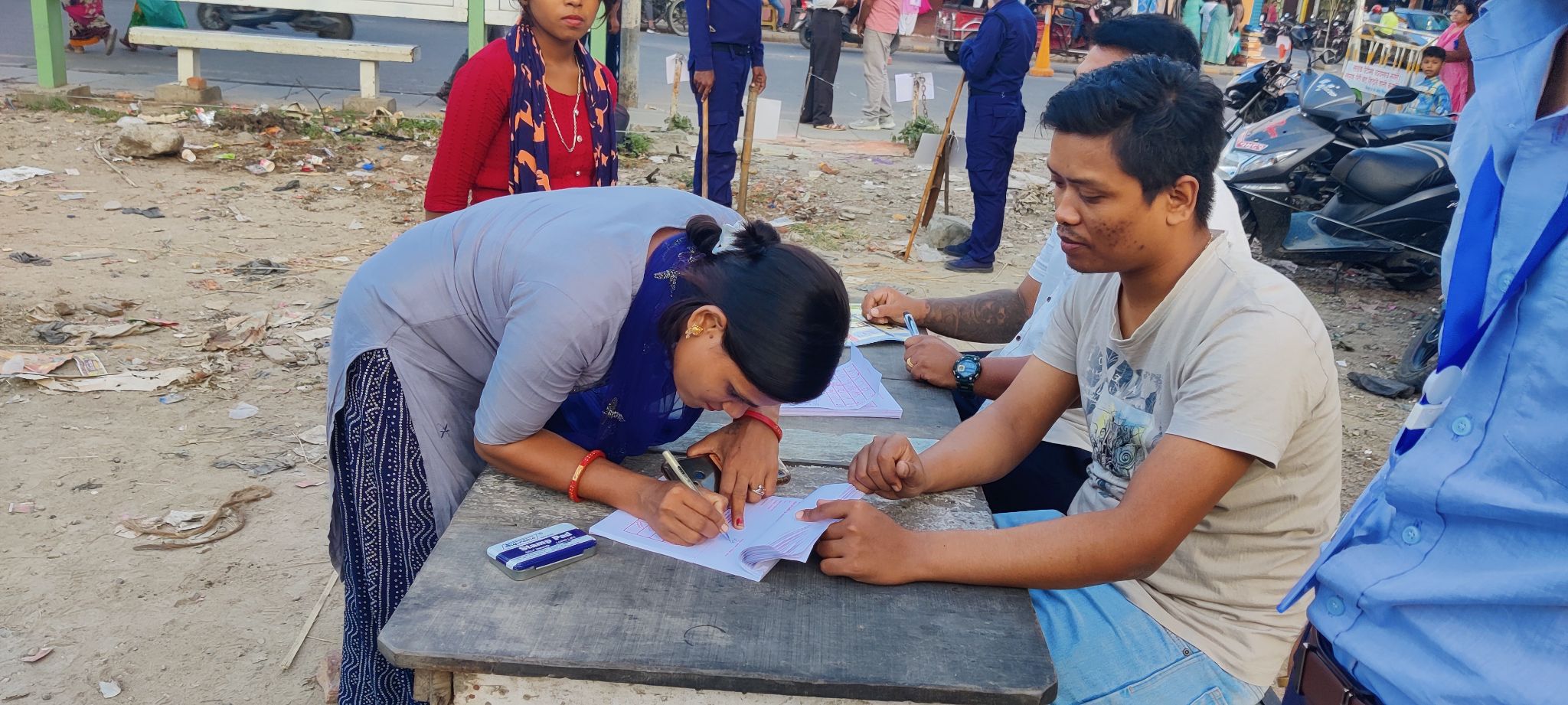 मत बदर हुन नदिन मोरङमा नमुना मतदान (फोटो फिचर)