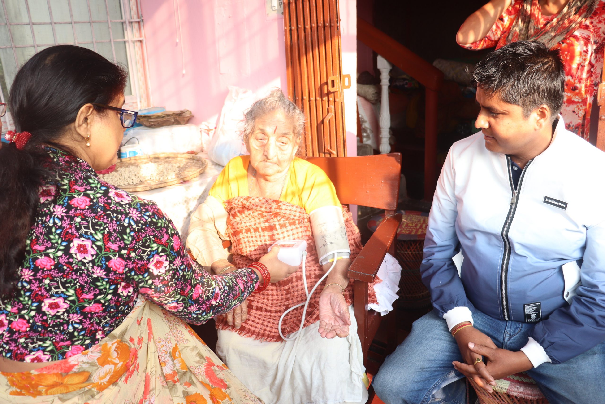 विराटनगर–८ का ज्येष्ठ नागरिकको घरघरमै पुगेर स्वास्थ्य जाँच