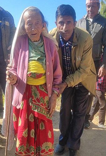 पाँचथरमा ११५ वर्षकी बृद्धाद्वारा मतदान