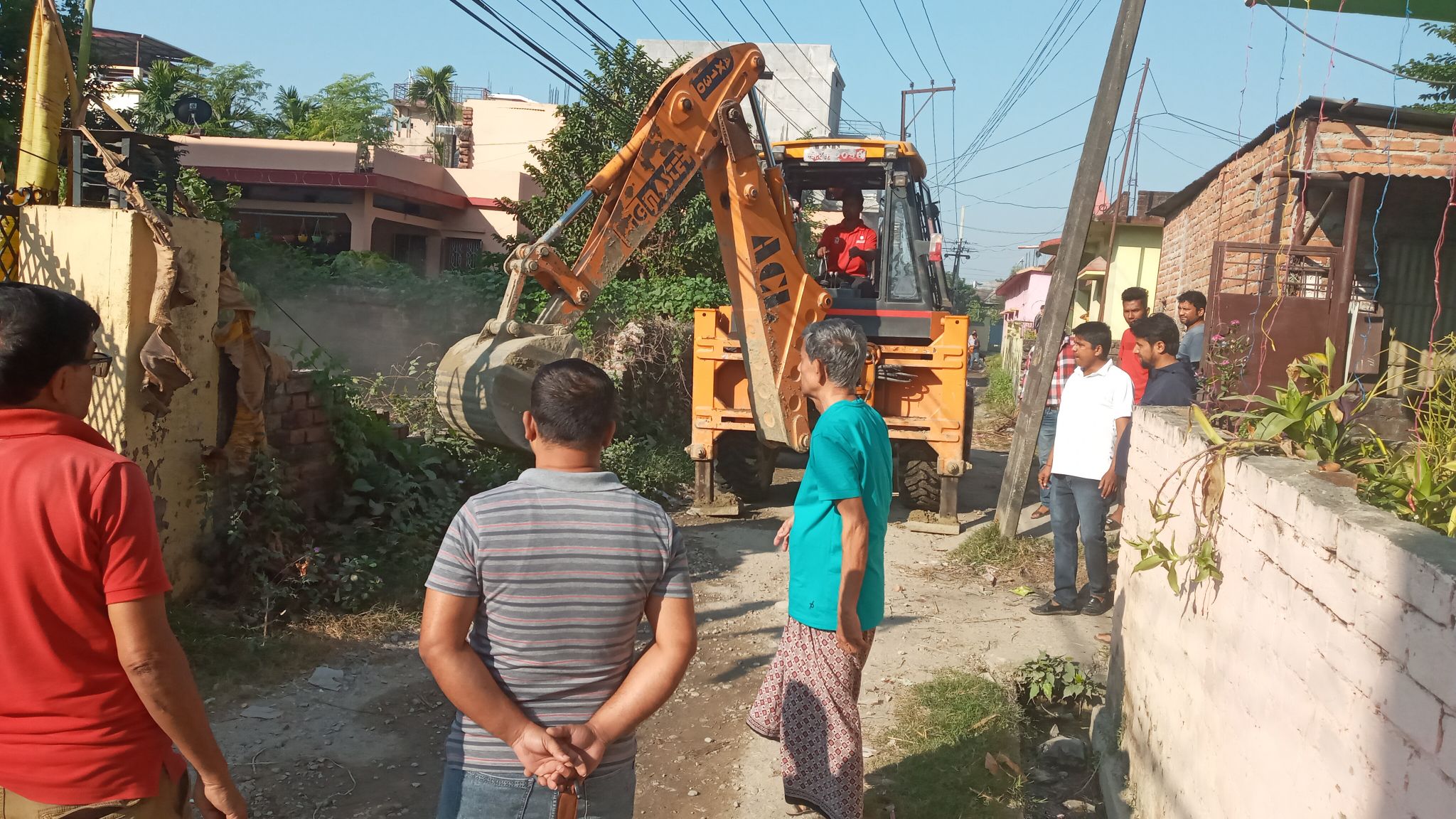 विराटनगर ८ मा मापदण्ड बिपरीत बनाएको संरचनाहरु हटाइयो
