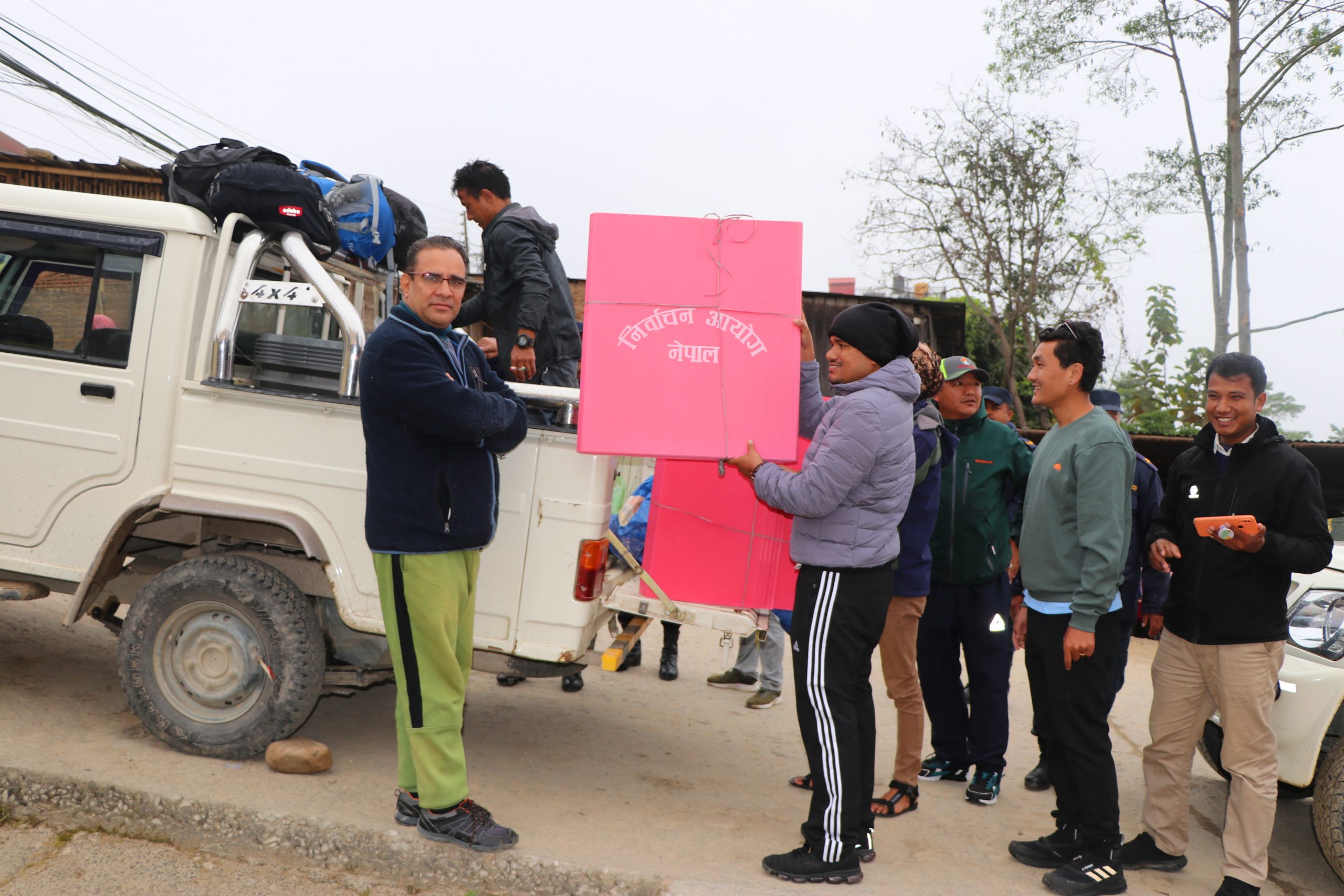 दुर्गम  क्षेत्रमा मतदान सामग्री पठाउन थालियो