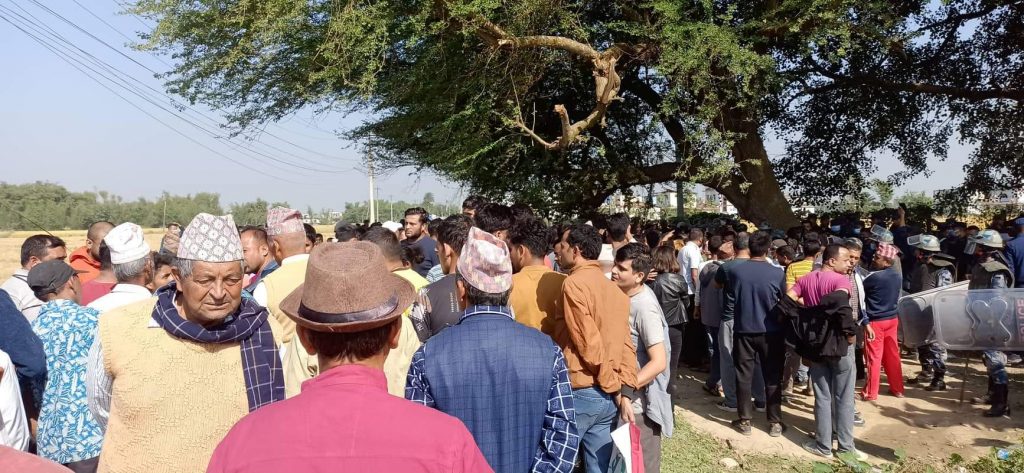 मतदान केन्द्रभित्रै पटका पड्काइएपछि माेरङकाे बूढीगंगामा मतदान स्थगित