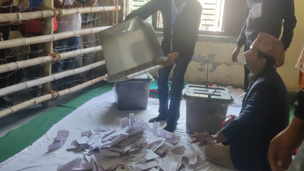 मोरङको कुन निर्वाचन क्षेत्रमा को अगाडि ?