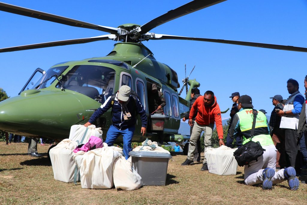संखुवासभामा हेलिकप्टरबाट मतपेटिका सदरमुकाम ल्याइयो, भोलिमात्रै गणना