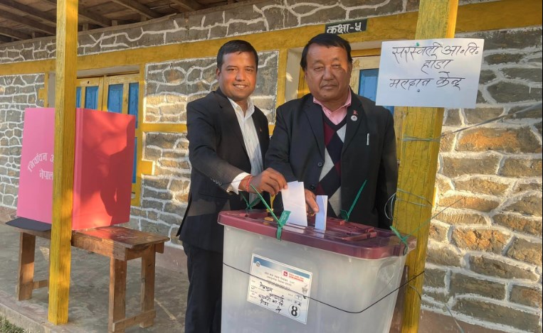 प्रतिष्पर्धी दुई उम्मेदवारले एकसाथ मत खसाले