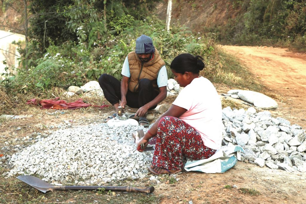 गिट्टी  कुटेर जीविकोपार्जन गर्दै दम्पती