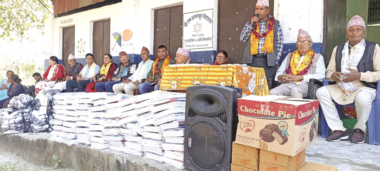 सामुदायिकका विद्यार्थीलाई सांसद शर्माको सहयोग