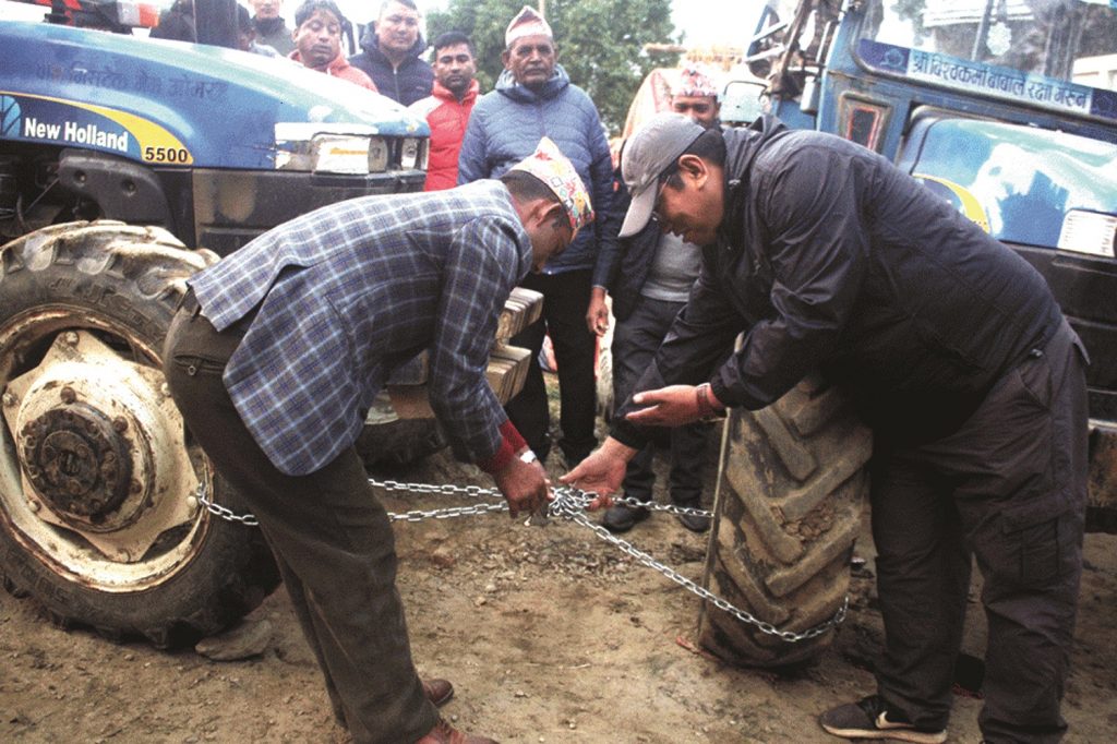 सडक अलपत्र पार्ने कम्पनीको एक्स्काभेटर नियन्त्रणमा