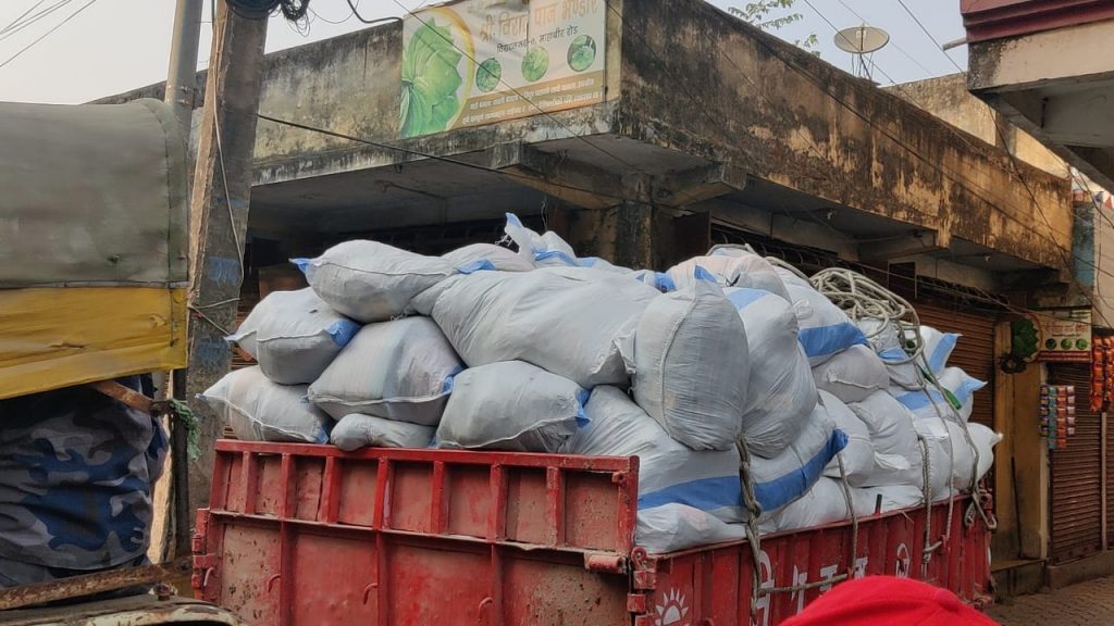 विराटनगरका व्यापारी अनिल साहको गोदाममा छापा, तस्करीको दुई गाडी कपडा बरामद