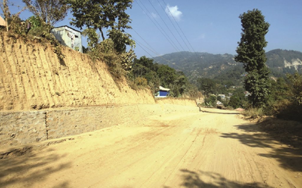 दुई दशकपछि कालोपत्र हुँदै सडक