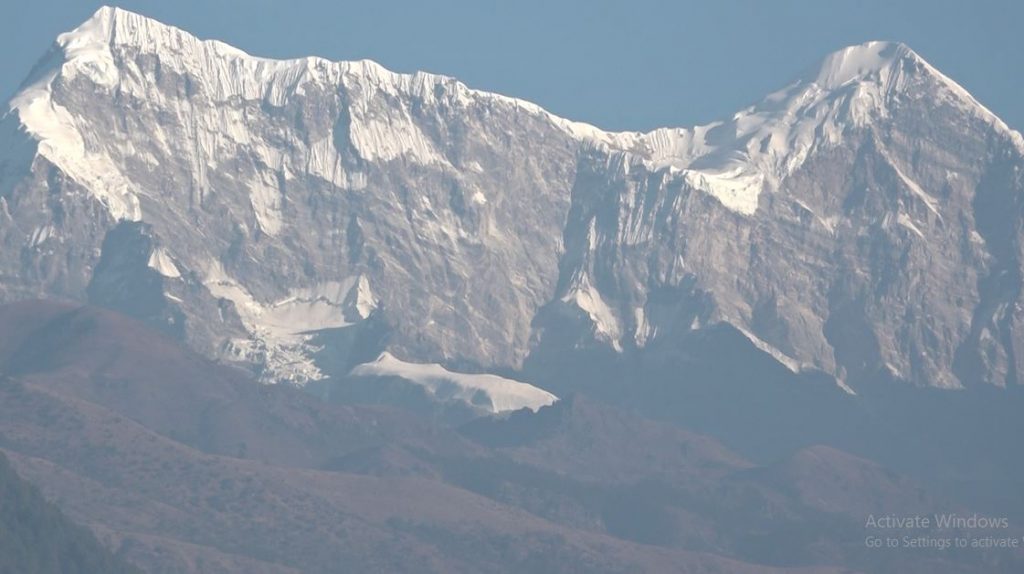 सोलुखुम्बुको दोर्पुबजारबाट देखिएको नुम्बुर हिमाल