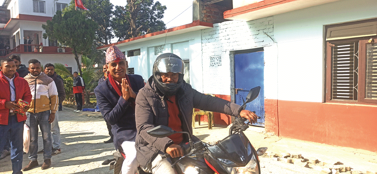 मोटरसाइकलमा चढेर मन्त्रालयबाट बाहिरिए मन्त्री कार्की