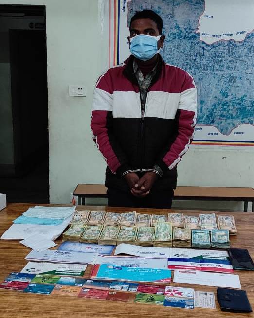 श्रोत नखुलेको ७ लाख ९ हजारसहित एक जना पक्राउ, हुण्डीको आशंका