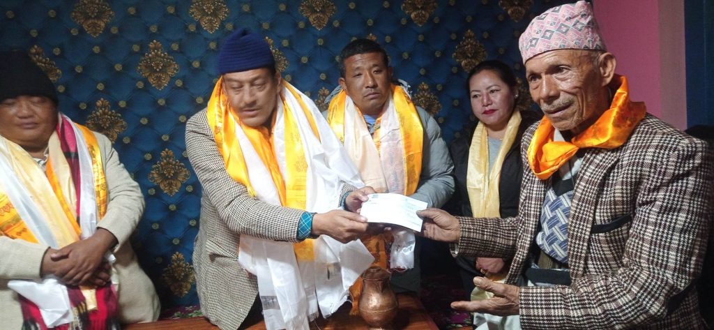 सोलुखुम्बुका आगलागी पीडितलाई प्रदेश सरकारको राहत