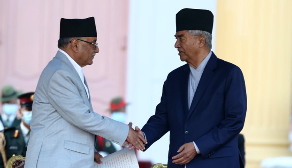 प्रचण्डले कांग्रेसका सभापति देउवालाई भेटेर मागे विश्वासको मत