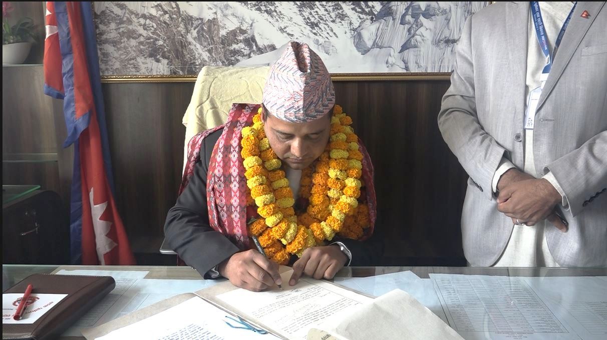 दुई हप्तापछि मन्त्रीहरू मन्त्रालयमा पुगेर गरे पदभार ग्रहण