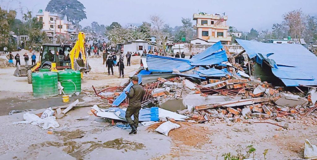 धरानमा डोजर चलाएर अतिक्रमित घर भत्काइयो