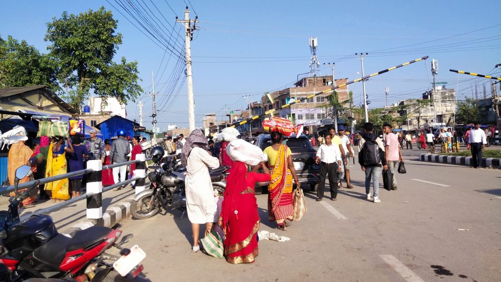 जोगवनीको किनमेलमा कडाइ, सय रुपैयाँ भन्दा बढीको सामान ल्याए भन्सार तिनुपर्ने