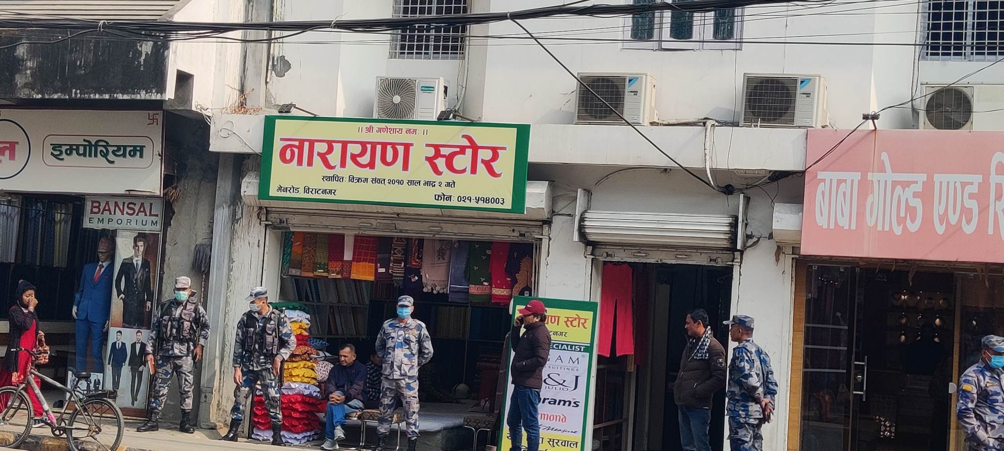 विराटनगरको नारायण र अम्बिका वस्त्रालयमा राजस्वको छापा, कागजपत्र नियन्त्रणमा