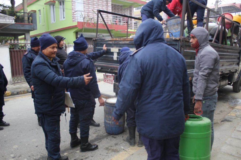 विराटनगरबाट ठूलो मात्रामा अवैध घरेलु मदिरा बरामद
