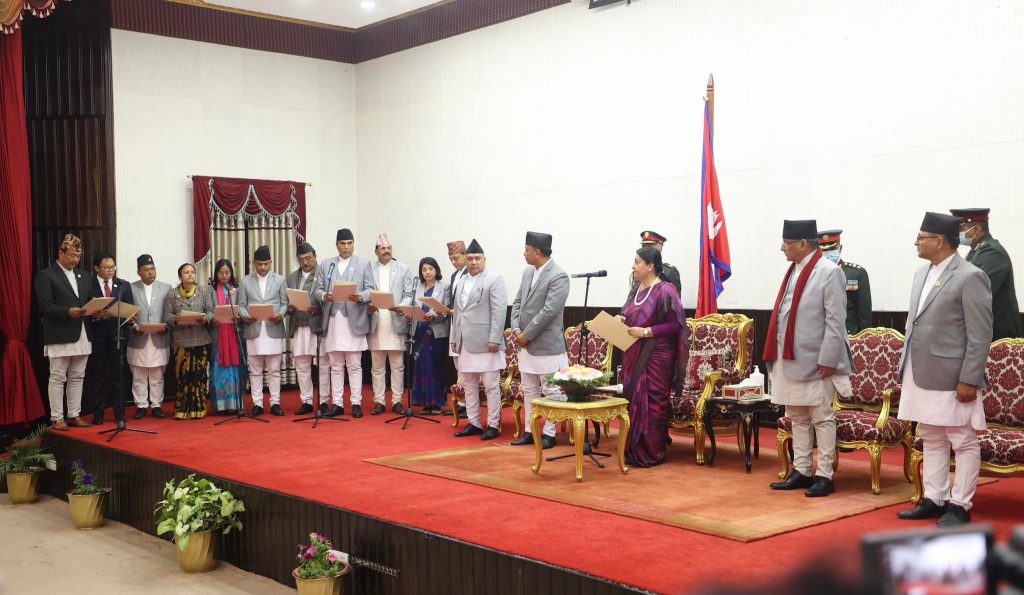 नवनियुक्त मन्त्रीहरूले लिए शपथ
