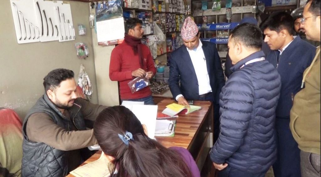 राजस्वको बजार अनुगमन ,उत्पादन मिति नबुझिने ९५ लिटर इनामेल बरामद