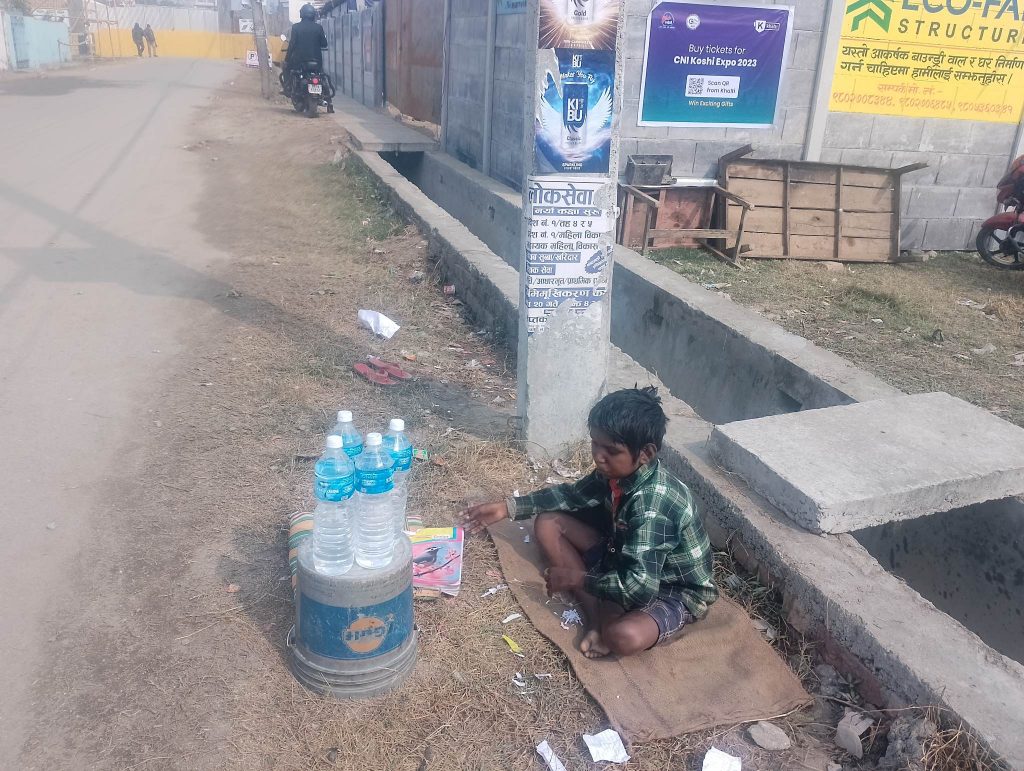 बेलुका पेटभरि खानका लागि पनि पढाइ छाडेर पानी बेच्दै सत्यम