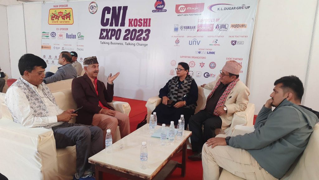 पूर्वमुख्यमन्त्री आचार्य र उद्योगमन्त्री सिटौलाद्वारा एक्स्पो अवलोकन