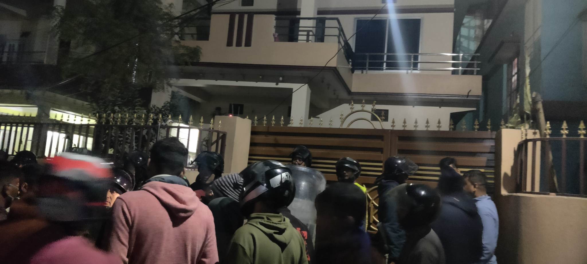 तुलसी सहकारीको करडौं घोटला प्रकरण : फरार भएका सहकारी अध्यक्ष शर्माको घर घेराउ