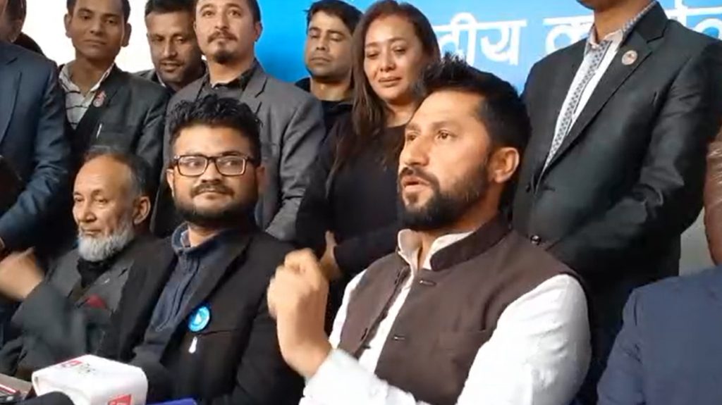 सर्ट कमेन्ट : च्याङ्ग्रा लखेट्याँईमा परे रवि