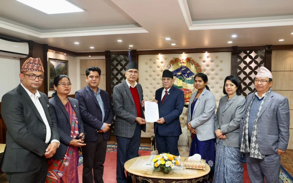 एमालेका मन्त्रीहरुले  बुझाए राजिनामा