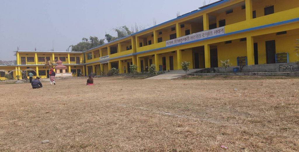 सामुदायिक विद्यालयको कम्प्युटर ल्याबमा निजीको रजाइँ