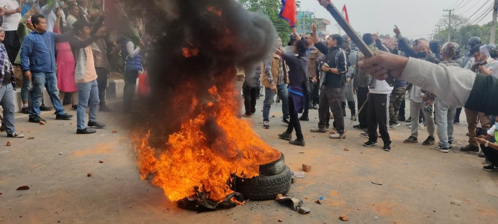 कोशी प्रदेशका मुख्यमन्त्रीको पुत्ला दहन, प्रहरीद्वारा अश्रुग्याँस र हवाइ फायर (भिडियो)