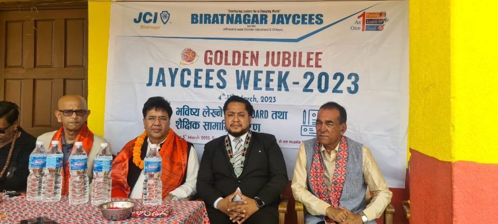 विराटनगर जेसीजद्वारा शैक्षिक सामग्री वितरण